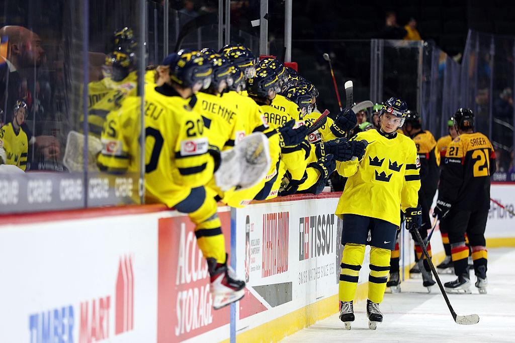 Sweden women's ice hockey players celebrate 2-0 win over Czechia in 2026 quarter-final