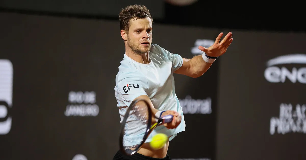 Luciano Darderi hitting a forehand against Yannick Hanfmann during the 2026 Chile Open final at Court Jaime Fillol in Santiago