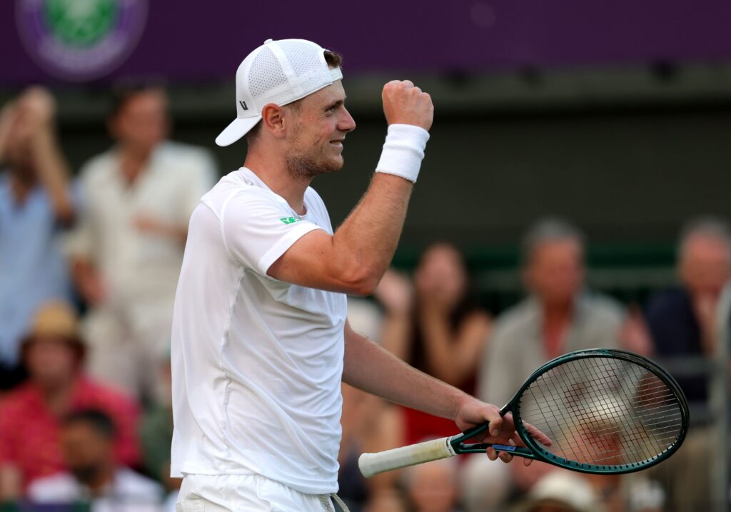 Jack Pinnington Jones returning serve during qualifiers match vs Benjamin Bonzi 2026 on Court 7