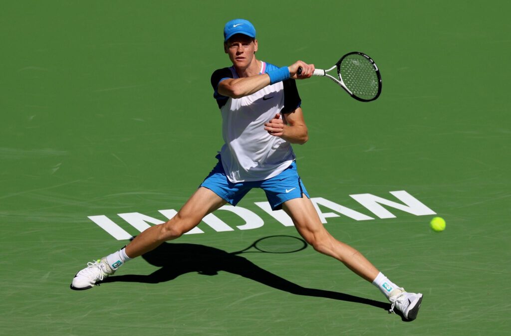 Jannik Sinner hitting a forehand during Indian Wells 2026 semifinal vs Alexander Zverev on March 15